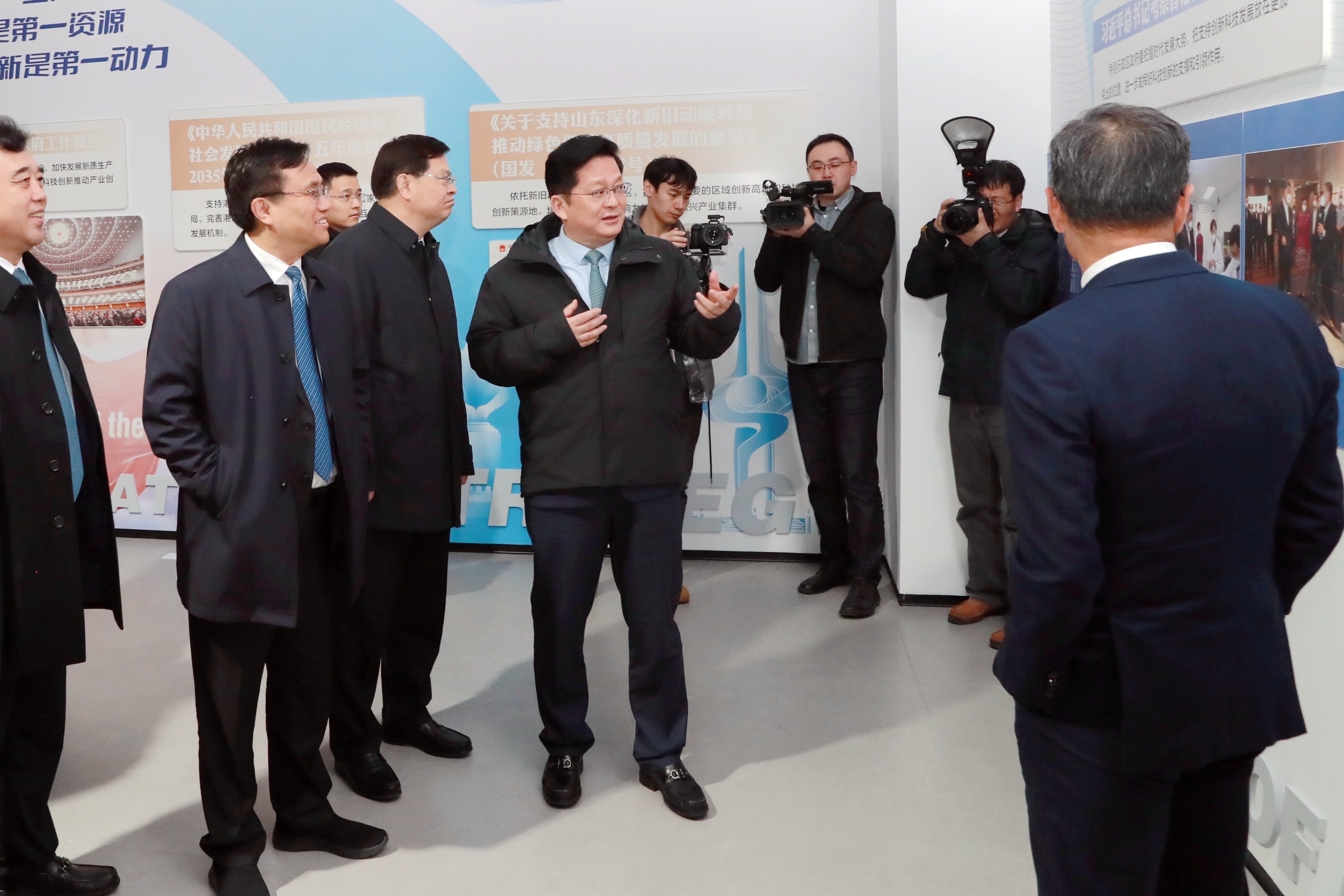 鲁港科技合作创新中心揭牌成立 华鲁集团助力青岛上合与香港科技园深化合作-1.jpg